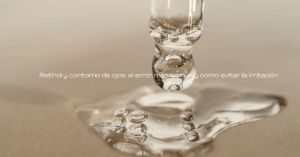 Retinol y contorno de ojos: el error más común y cómo evitar la irritación El retinol se ha convertido en uno de los activos más buscados en cosmética. Sus beneficios son incuestionables: mejora la textura de la piel, estimula la producción de colágeno y ayuda a reducir arrugas y manchas. Sin embargo, junto con su popularidad también han aumentado las dudas y problemas derivados de un mal uso, sobre todo en una de las zonas más sensibles del rostro: el contorno de ojos. En este artículo aclaramos cuáles son los errores más comunes y cómo aplicar retinol de manera segura para disfrutar de sus beneficios sin irritaciones. 🔍 ¿Por qué se irritan los ojos con el retinol? La piel del párpado es hasta 5 veces más fina que la del resto del rostro. Esto la hace especialmente vulnerable a los efectos secundarios de activos potentes como el retinol. Incluso cuando no lo aplicamos directamente sobre el contorno, el producto puede “desplazarse” durante la noche y entrar en contacto con la zona, provocando: Rojeces Picor o escozor Sequedad Inflamación ligera ❌ El error más frecuente El principal error que cometen muchas personas es aplicar el retinol demasiado cerca del borde del ojo. Esto aumenta las probabilidades de irritación y reacciones adversas. Además, otro fallo habitual es usar demasiada cantidad, pensando que así los resultados serán más rápidos. Nada más lejos de la realidad: con el retinol, menos es más. ✅ Consejos prácticos para evitar la irritación Aplica la cantidad justa Un grano de guisante es suficiente para todo el rostro. Extiende de forma uniforme, pero evita acercarte al contorno de ojos. Protege la zona sensible Antes del retinol, puedes aplicar una capa ligera de contorno hidratante o incluso vaselina en los párpados para crear una barrera protectora. Aplica con antelación Usa el retinol al menos 30-60 minutos antes de acostarte. Así reduces el riesgo de que el producto se desplace al dormir. Prueba la técnica “sandwich” Consiste en aplicar una crema hidratante, después el retinol y, de nuevo, otra capa de hidratante. Esta técnica ayuda a minimizar la irritación y reforzar la barrera cutánea. Introduce el retinol poco a poco Si es la primera vez que lo usas, comienza aplicándolo solo 2 noches por semana e incrementa la frecuencia gradualmente. 🌞 No olvides la protección solar El retinol puede hacer que la piel sea más sensible a la radiación solar. Por eso es imprescindible usar fotoprotección a diario, incluso en invierno o en días nublados. 📌 En resumen El retinol es un gran aliado para mantener la piel joven y luminosa, pero su uso requiere constancia, paciencia y, sobre todo, una aplicación correcta. Si notas irritación en el contorno de ojos, revisa cómo lo estás utilizando y haz pequeños ajustes en tu rutina. Recuerda: la clave está en respetar las zonas sensibles y aplicar solo la cantidad necesaria. De esta manera podrás disfrutar de todos sus beneficios sin efectos secundarios.